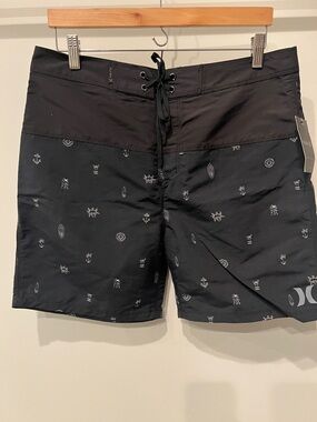 NWT Hurley Black/Navy Men’s School Yards Board shorts 18” size 32